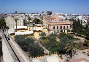 Alcazar von Jerez de la Frontera, Gärten mit dem Villavicencio-Palast