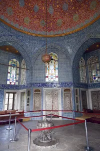 Topkapi-Palast, Bagdad-Kiosk, Innenraum mit silbernem Holzkohleofen