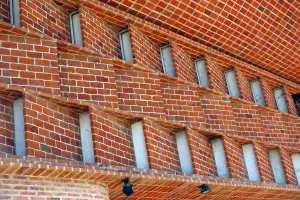 Church of Atlántida, Detail der Fassade mit kleinen Fensteröffnungen