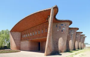 Kirche von Atlántida, Front und geschwungene Seitenwände