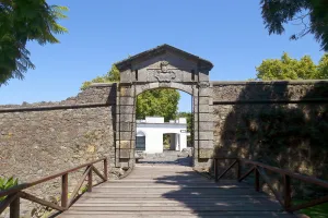 Zitadelle von Colonia del Sacramento, Feldtor (Portón de Campo), mit Mauer