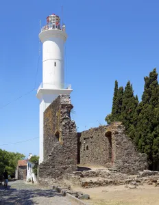 Leuchtturm von Colonia del Sacramento, hinter den Ruinen des Klosters San Francisco Javier