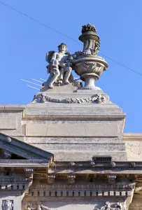 Kommunalpalast von Colonia, Detail der Fassade mit Skulptur des Dachs