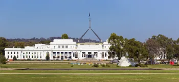 Altes Parlamentsgebäude, mit Fahnenmast des neuen Parlamentsgebäudes im Hintergrund und Aborigine-Zeltbotschaft davor