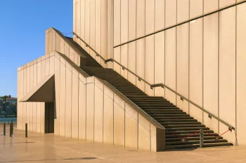 Opernhaus Sydney, Außentreppe der Podiumsstruktur