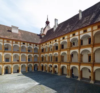Schloss Eggenberg, Arkaden des Innenhofs