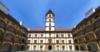 Schloss Eggenberg, Fassade und Turm im Innenhof
