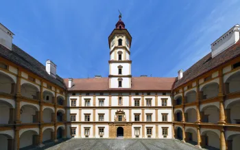 Schloss Eggenberg, Fassade und Turm im Innenhof