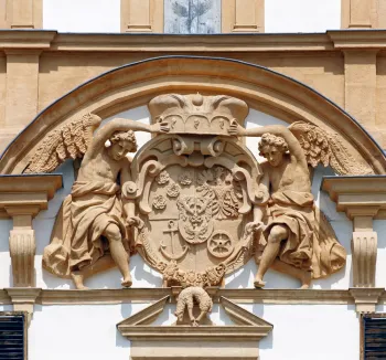 Schloss Eggenberg, Wappenskulptur der Fassade