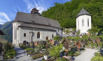 Pfarrkirche Maria am Berg, mit Michaelskapelle und Friedhof