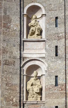 Innsbrucker Dom, Fassaden­nischen mit Statuen der Heiligen Notburga und Ingenuin