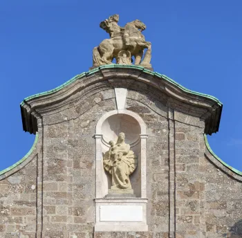 Innsbrucker Dom, Giebel mit Statuen