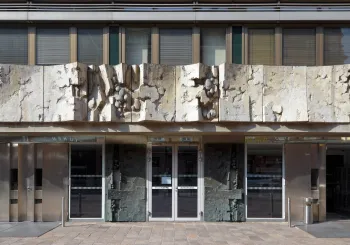 Landesgericht Innsbruck Neubau, Detail der Fassade mit Relief
