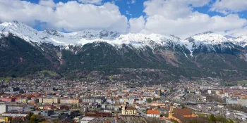 Blick vom Bergisel auf das Stadtzentrum von Innsbruck vor der Nordkette