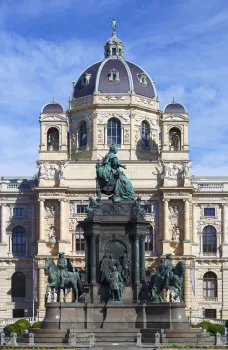 Maria-Theresien-Denkmal, mit dem Naturhistorischen Museum im Hintergrund