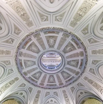 Naturhistorisches Museum, Kuppel der Eingangshalle mit Opäum
