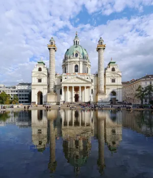 Karlskirche, mit Spiegelung im Reflexionsbecken
