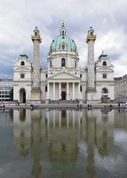 Karlskirche, mit Spiegelung im Reflexionsbecken