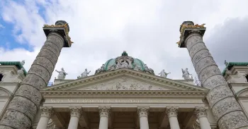Karlskirche, Blick hinauf zu Dreiecksgiebel und Reliefsäulen