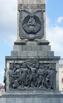 Siegesdenkmal von Minsk, Sockel mit Bronzereliefs „ 9. Mai 1945“ und Wappen der BSSR