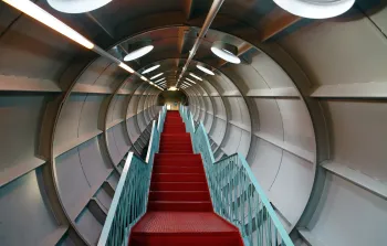 Atomium, Verbindungsröhre mit Treppe