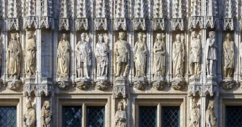 Brüsseler Rathaus, Statuen der Fassade des linken Flügels