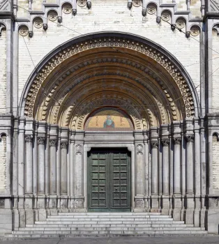Königliche Sankt-Marien-Kirche, Haupttür mit Archivolten