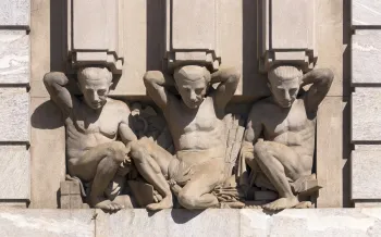 Palast der Stadtverwaltung, Relief-Skulpturen der Fassade