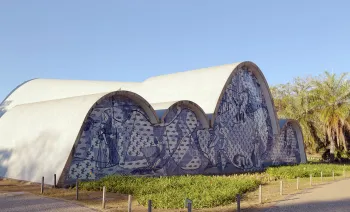 Kirche Heiliger Franz von Assisi, Rückwand mit Azulejo-Fliesen (Südwestansicht)