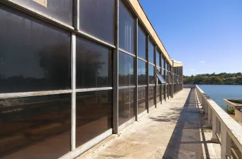 Iate Tênis Clube, Außenzugang zur Terrasse mit Fensterfront