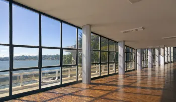 Iate Tênis Clube, Portinari-Saal, Fensterfront