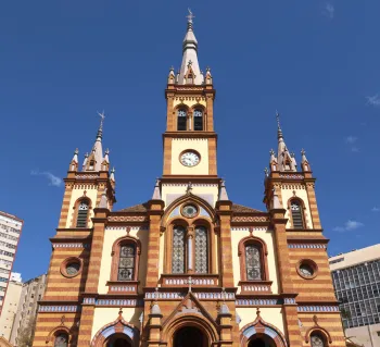 Sanktuarium Sankt Josef, oberer Teil der Hauptfassade