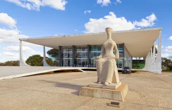 Palast des Obersten Bundesgerichts, hinter der Statue „Justitia“