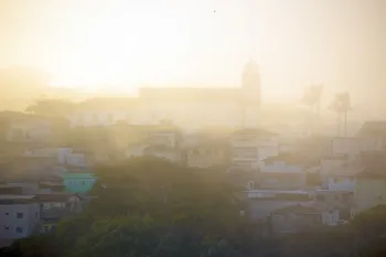 Stadtviertel Matriz im Morgennebel