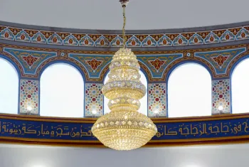 Moschee Omar Ibn Al-Khatab, Kronleuchter