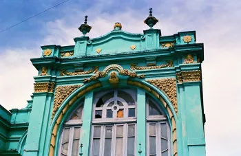 ehemaliges Gebäude der Gesellschaft „Standhaftigkeit“, Detail der Fassade