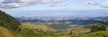 Blick von der Serra do Chaparão auf die Stadt Muriaé im Paraiba-do-Sul-Becken