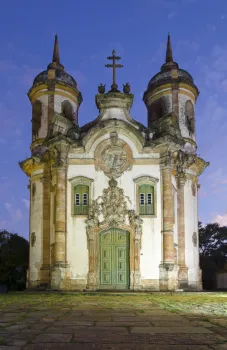 Kirche Sankt Franziskus von Assisi zu Ouro Preto, am Abend