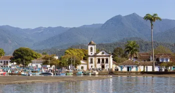 Altstadt von Paraty gesehen vom Kai, mit der Serra da Bocaina im Hintergrund