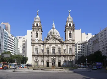 Candelaria-Kirche, in der Mitte der Präsident-Vargas-Straße