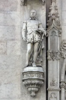 Königlich-portugiesisches Lesekabinett, Fassade, Statue von Luís de Camões