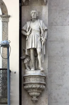Königlich-portugiesisches Lesekabinett, Fassade, Statue von Pedro Álvares Cabral