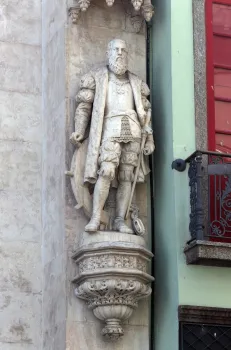 Königlich-portugiesisches Lesekabinett, Fassade, Statue von Vasco da Gama
