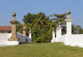 Guandu-Brücke, von Pfeilern gesäumte Straße über die Brücke (Nordansicht)
