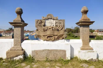 Guandu-Brücke, Relief mit Emblem der Jesuiten und Schriftzug flankiert von Pfeilern