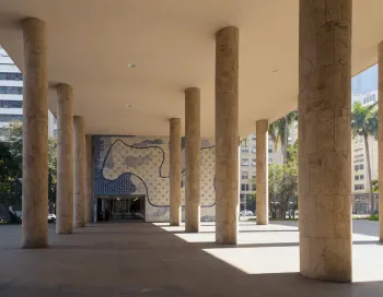 Gustavo-Capanema-Palast, Pilotis