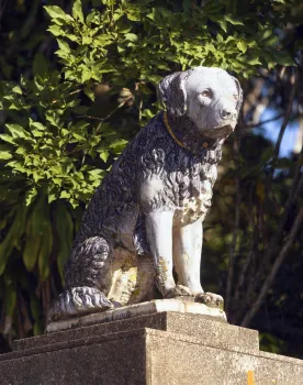 Chácara do Céu, Hundestatue am Eingang des Anwesens