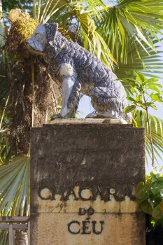 Chácara do Céu, Hundestatue am Eingang des Anwesens