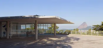 Chácara do Céu, Panoramaterrasse mit Pavillon und dem Zuckerhut im Hintergrund