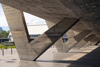 Museum für Moderne Kunst in Rio de Janeiro, Basis der V-förmigen Säulen